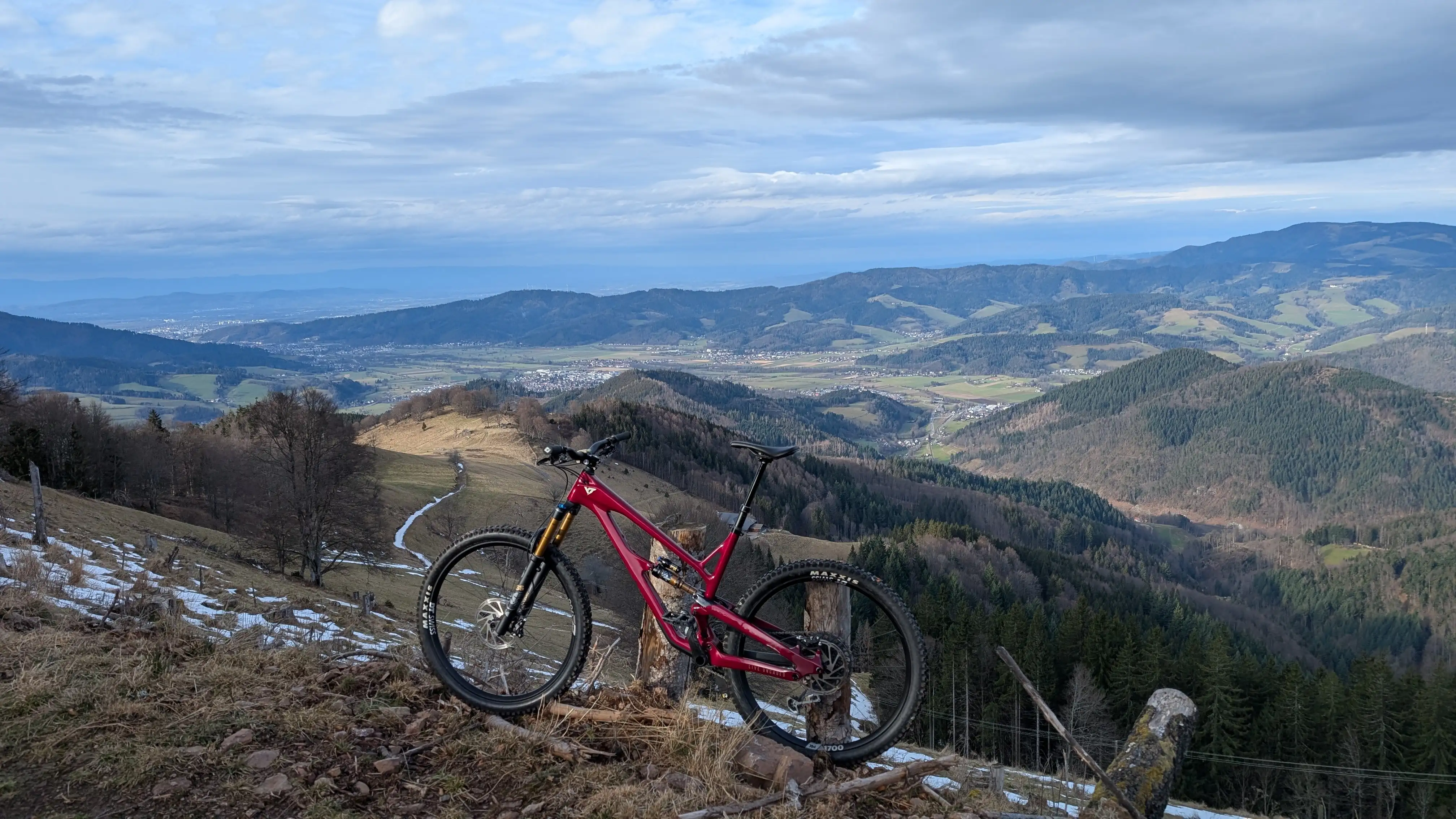 Rotes Fahrrad mit Blick auf das Dreisamtal Rotes Fahrrad mit Blick auf das Dreisamtal