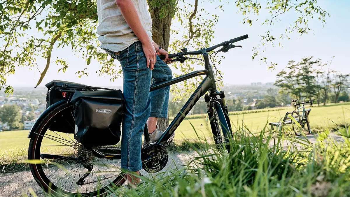Mann mit Fahrrad Mann mit Fahrrad