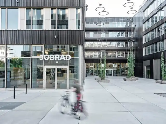Ein Mann schiebt sein Fahrrad vom JobRad Campus
