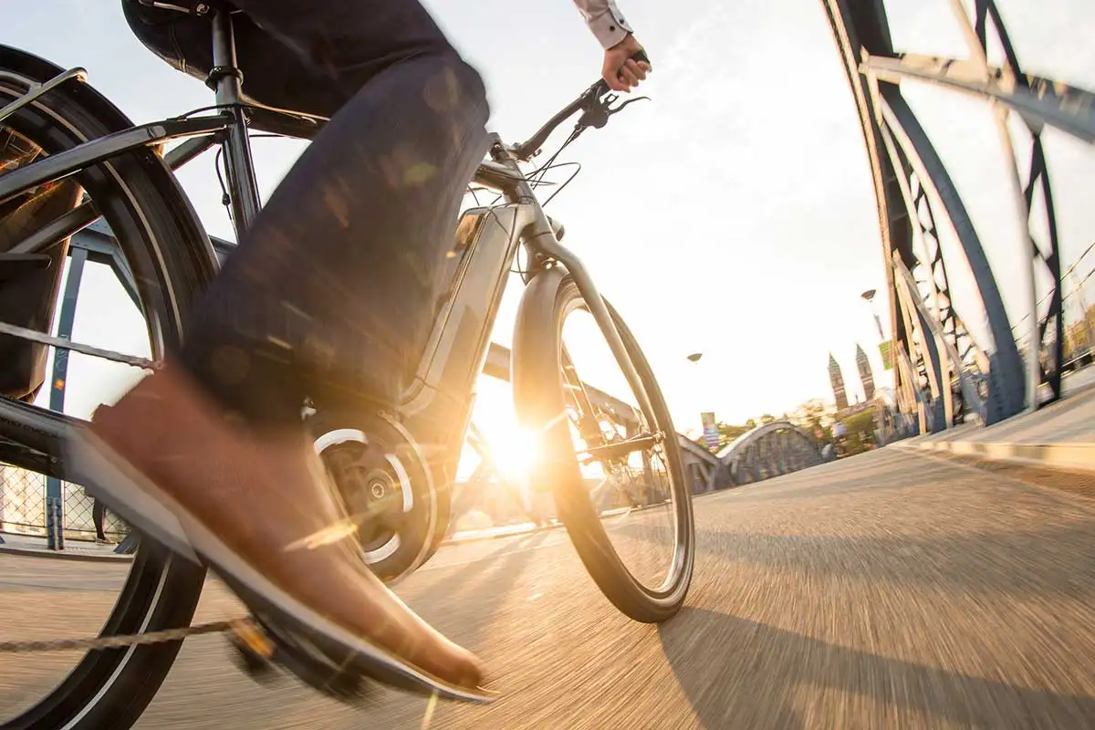 Ein Radfahrer auf dem Fahrrad fährt bei Sonnenuntergang Ein Radfahrer auf dem Fahrrad fährt bei Sonnenuntergang