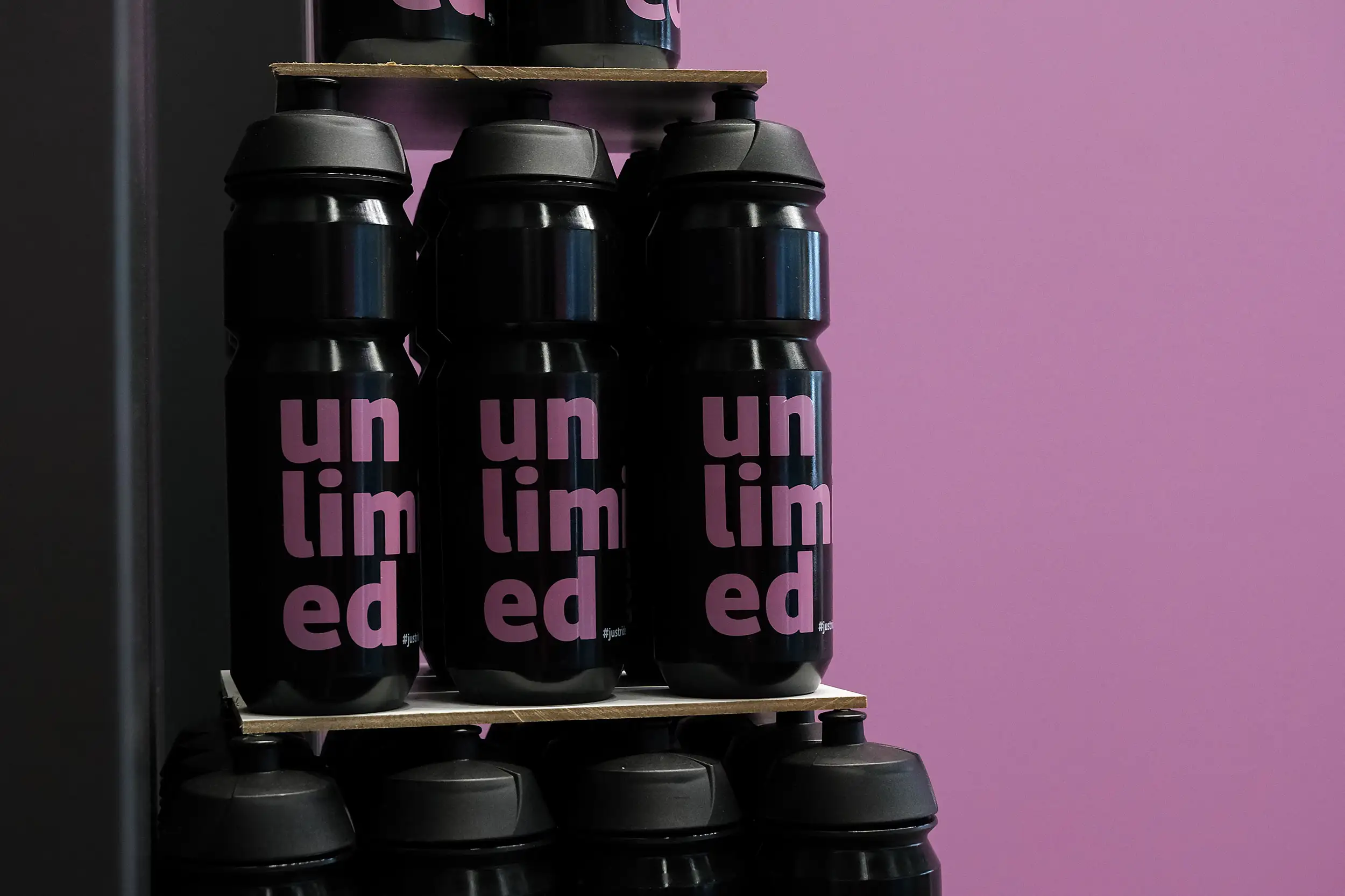 schwarze Fahrradflaschen mit "unlimited" Schriftzug schwarze Fahrradflaschen mit "unlimited" Schriftzug
